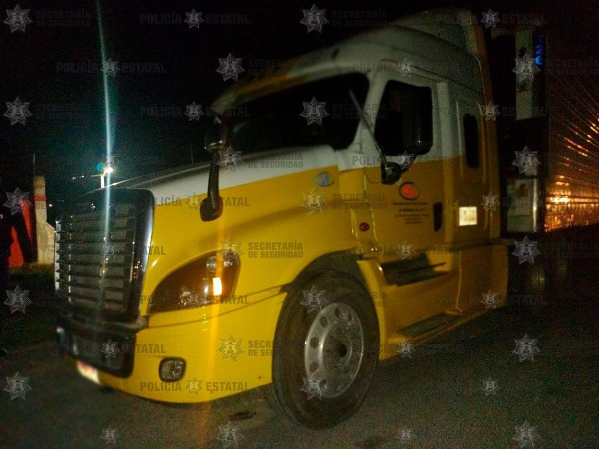 Recuperan en Axapusco tractocamión, caja seca y mercancía con reporte de robo 