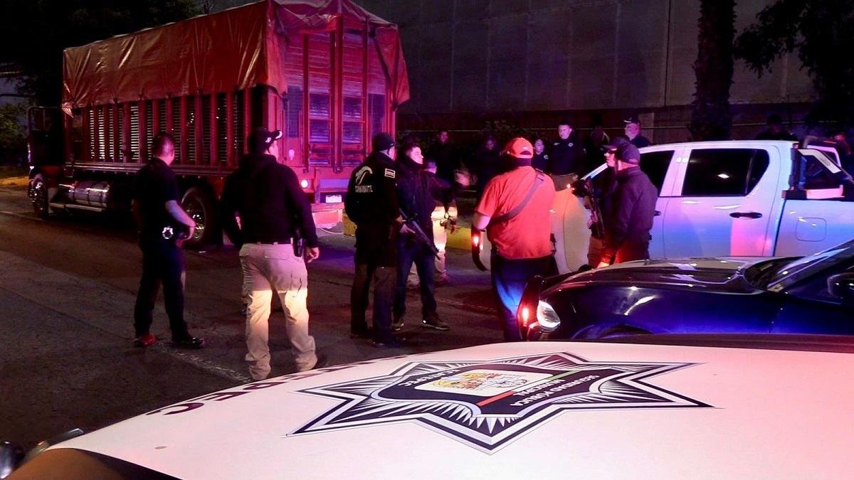 Rescatan a 123 migrantes indocumentados en Ecatepec que viajaban hacinados en un camión 