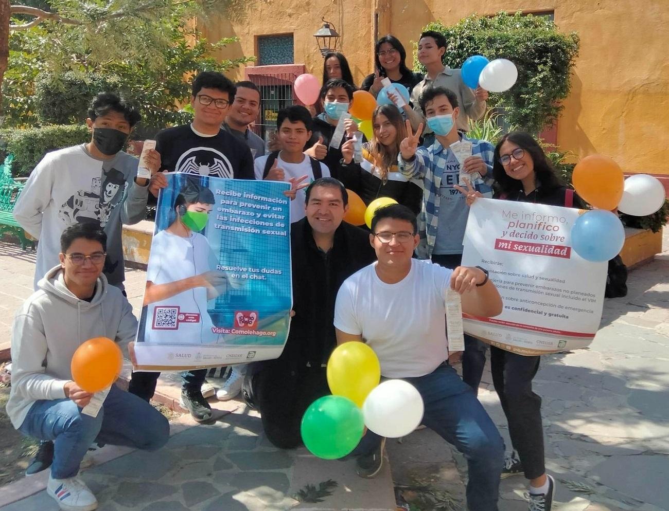 Adolescentes de Querétaro capacitan a estudiantes y organizaciones juveniles sobre uso adecuado del condón masculino y femenino.