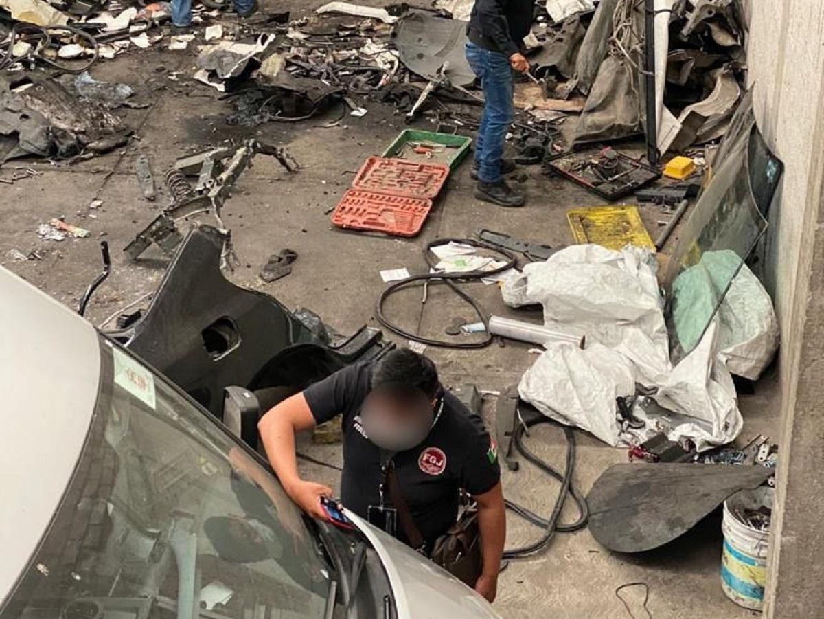 Aseguran vehículos con reporte de robo en dos inmuebles de Tecámac 