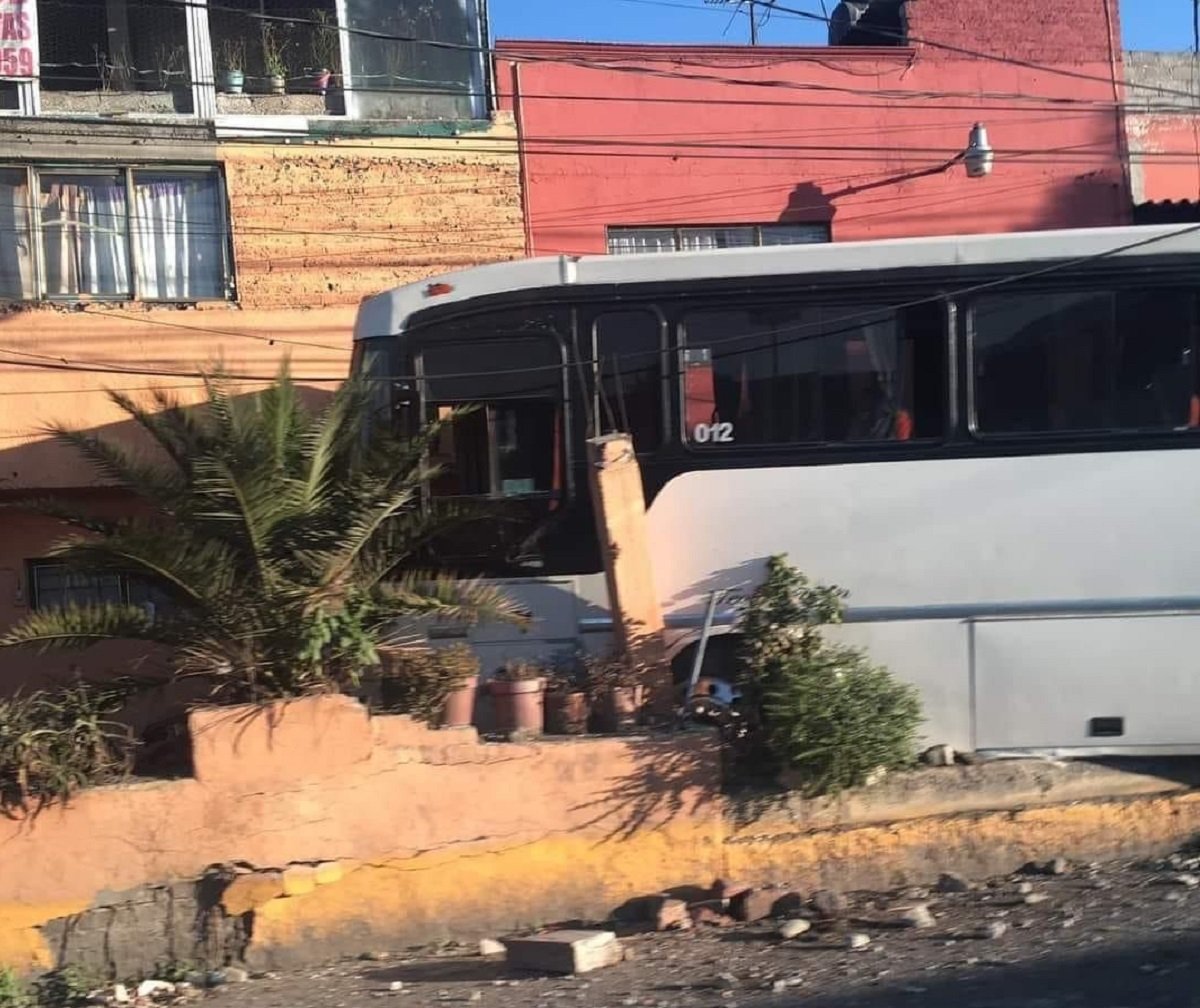 Chófer pierde control del autobús se impacta con un vehículo y una fachada