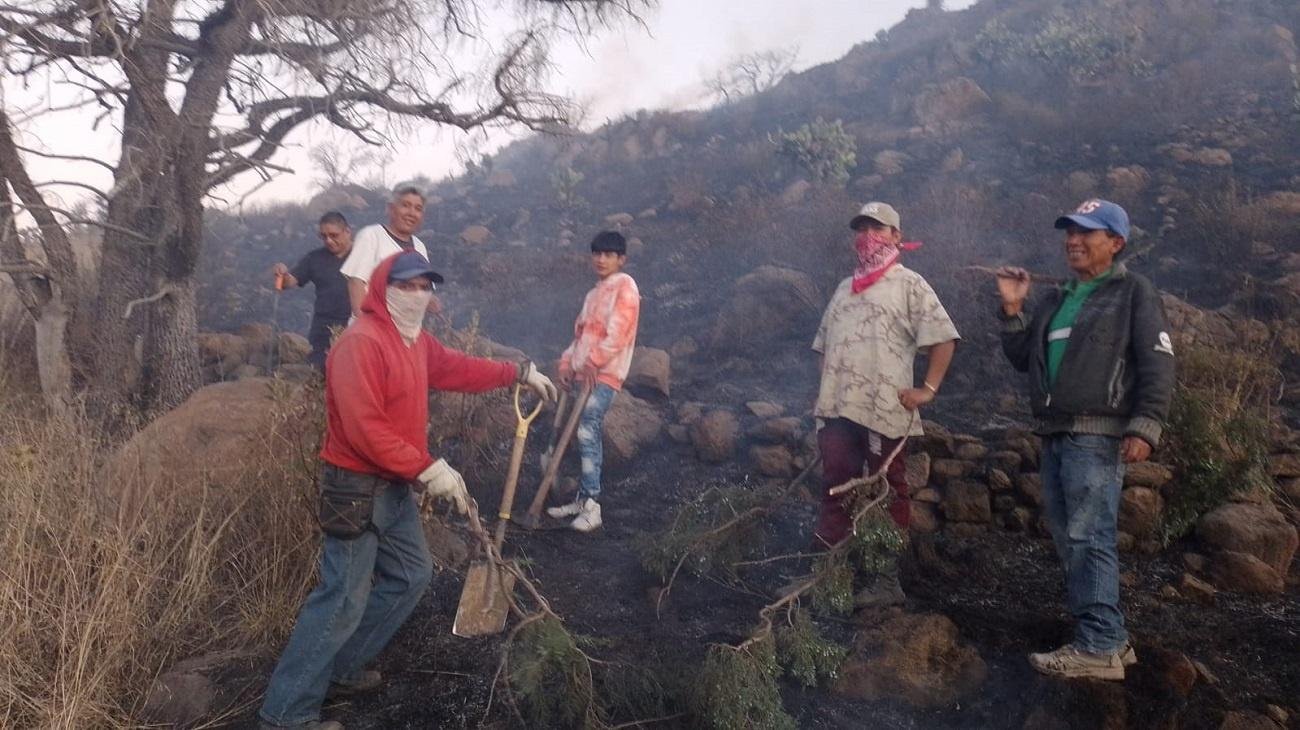 Bomberos de Texcoco y pobladores de Tlaminca sofocaron incendio en el cerro de Tezcutzingo