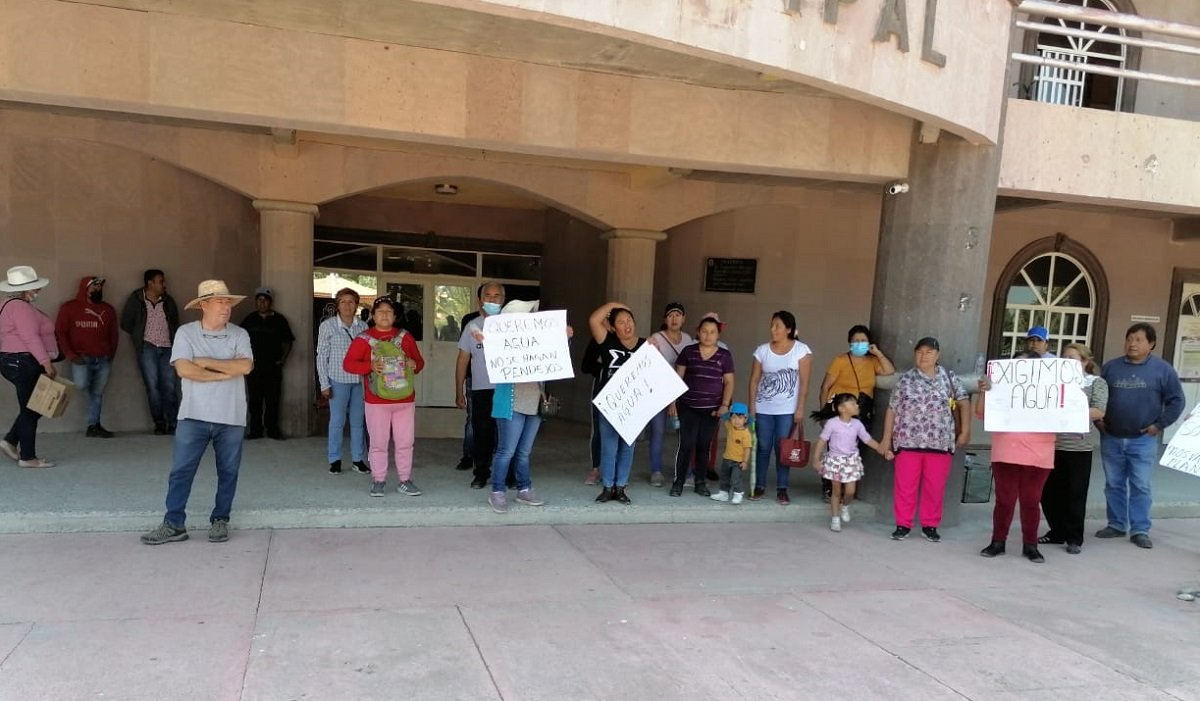 Vecinos de San Felipe Zacatepec piden solución a la alcaldesa Miriam Coronel por el  desabasto de agua 