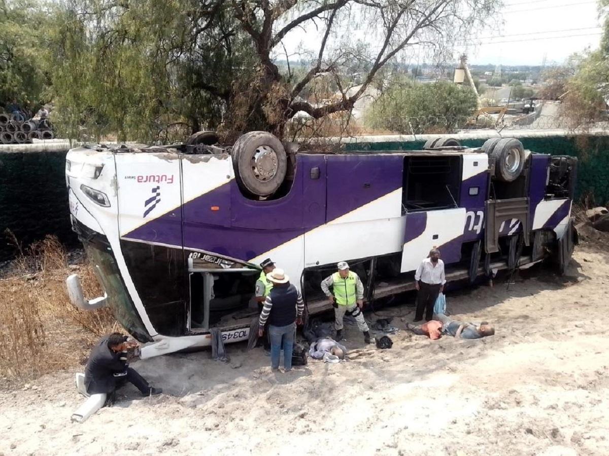 Volcadura de autobús deja más de 20 lesionados