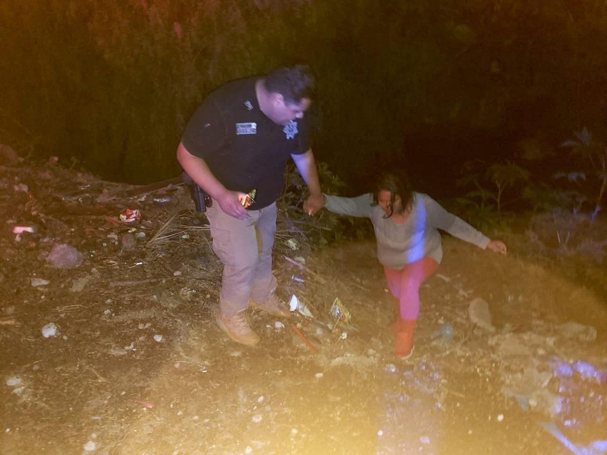 Policías de Ecatepec rescatan a mujer que fue arrojada a canal de aguas negras