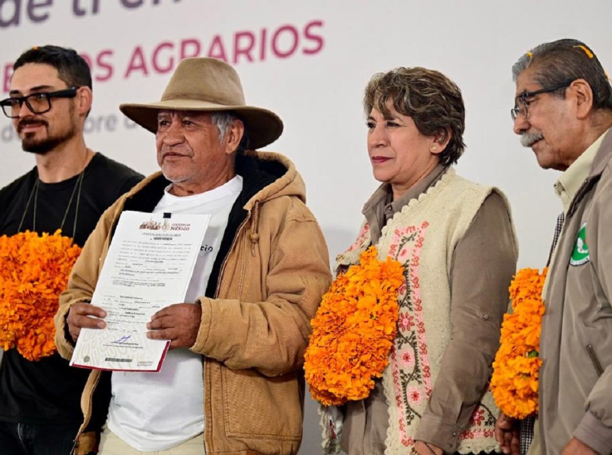 Entrega Delfina Gómez documentos agrarios tras 15 años de abandono