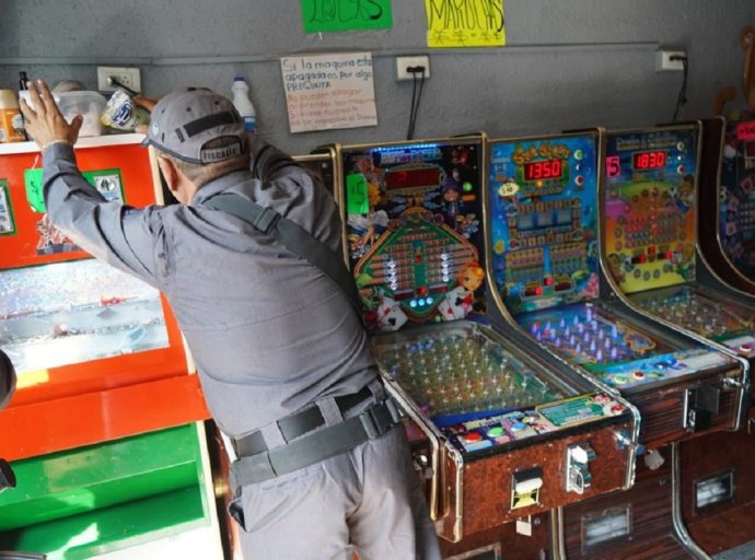 Durante cateos en Nezahualcóytl, La Paz y Chicoloapan decomisan máquinas tragamonedas y droga