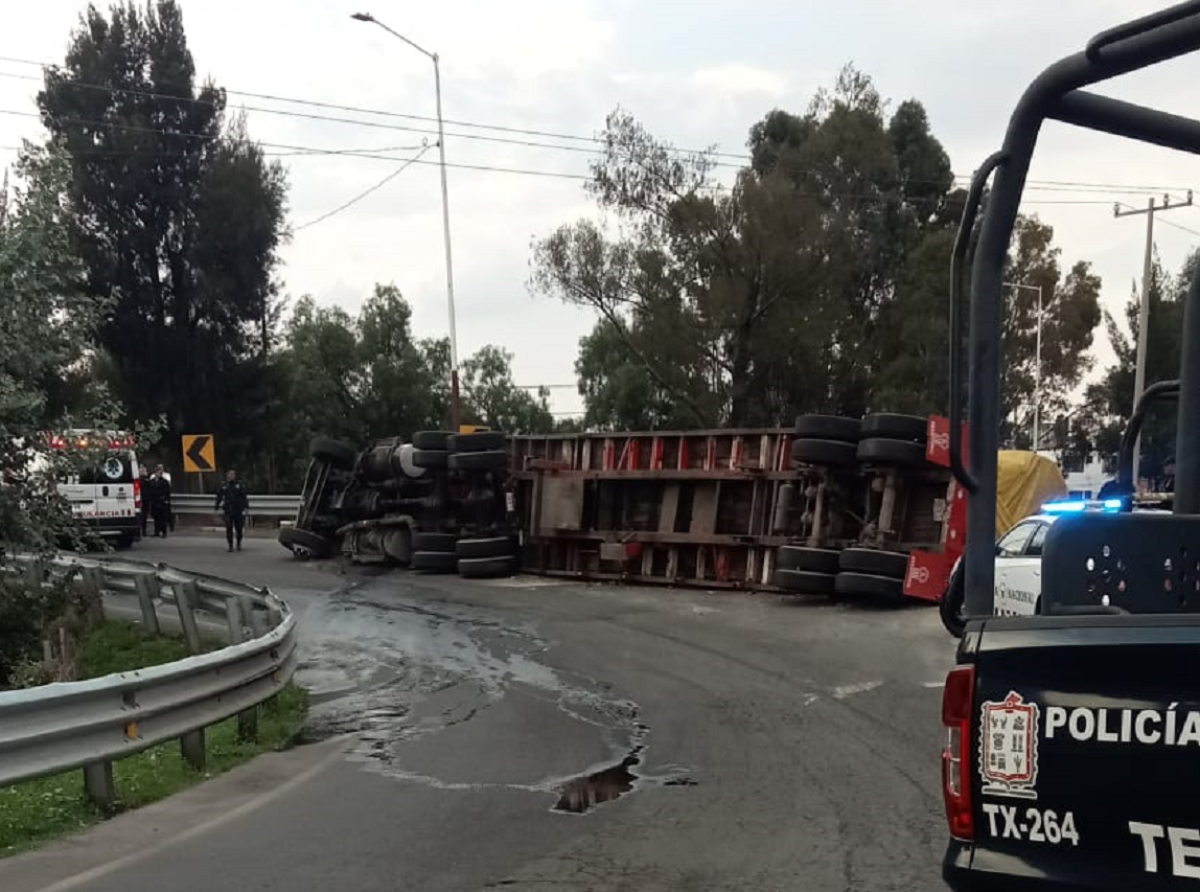 Sin lesionados volcadura de tráiler en la Texcoco-Lechería