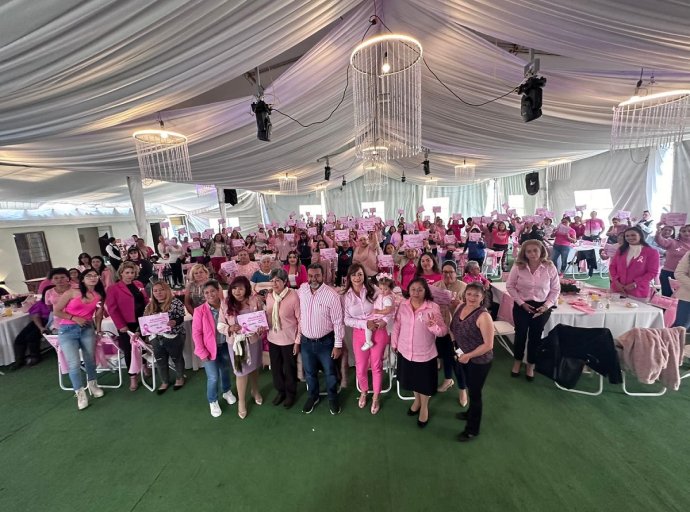 Jessica Vega y Darwin Eslava entregan certificados para realizar mastografías gratuitas a mujeres de Coacalco