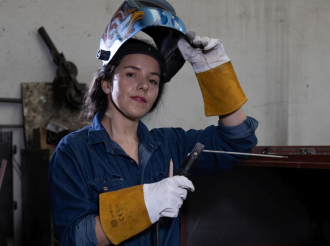 Adriana Corach, Pintora-Científica y Defensora del Arte Industrial, Impulsa Talleres de Herramientas para Mujeres