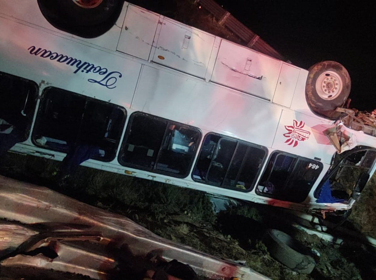 Caos en la Noche: Autobús de empresa Teotihuacán Volcado en Acolman el Operador se da a la Fuga