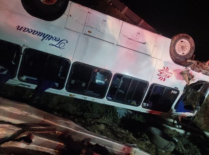 Caos en la Noche: Autobús de empresa Teotihuacán Volcado en Acolman el Operador se da a la Fuga
