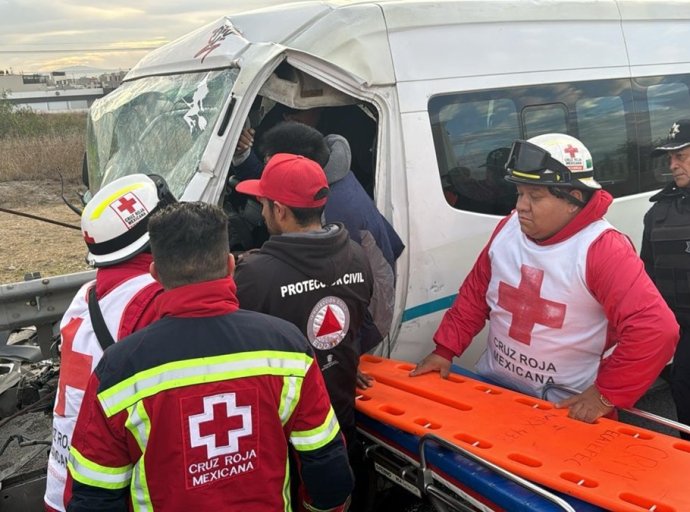 Choque en el Circuito Exterior Mexiquense: Cuatro Heridos en Colisión entre Autobús y Tráiler