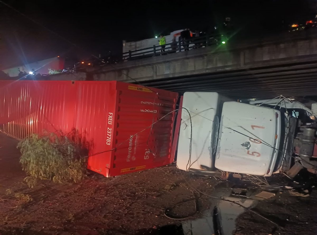 Emergencia Vial: Tráiler se Desploma de Puente y Choca con Dos Unidades de Transporte Público