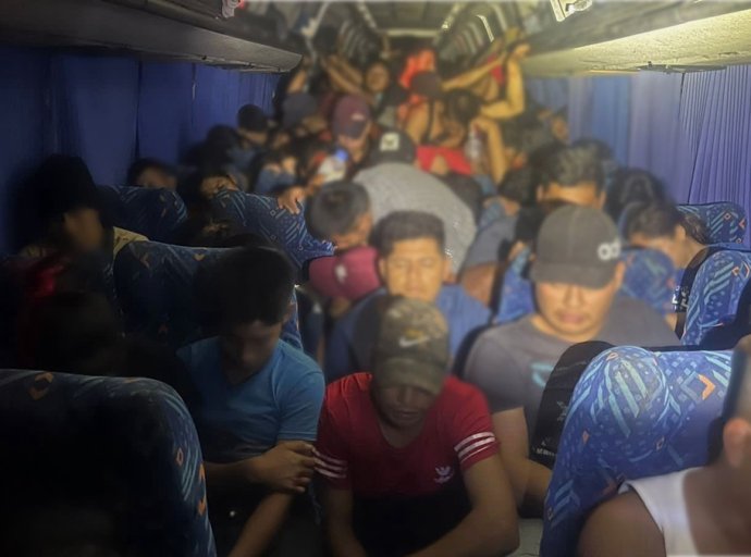 Rescatan de 182 Migrantes en Autobús 