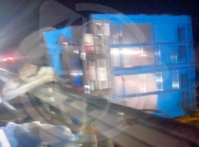  Volcadura de camión torton con carga de naranjas en la autopista México-Tulancingo
