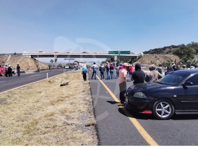 Residentes de Santa María Actipac Bloquean Autopista México-Tulancingo