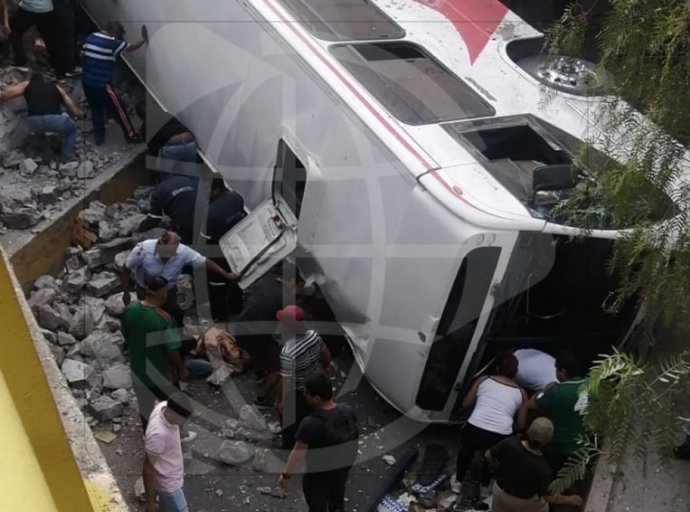 Autobús de Transportes México-Tizayuca Vuelca en la Autopista México-Pirámides