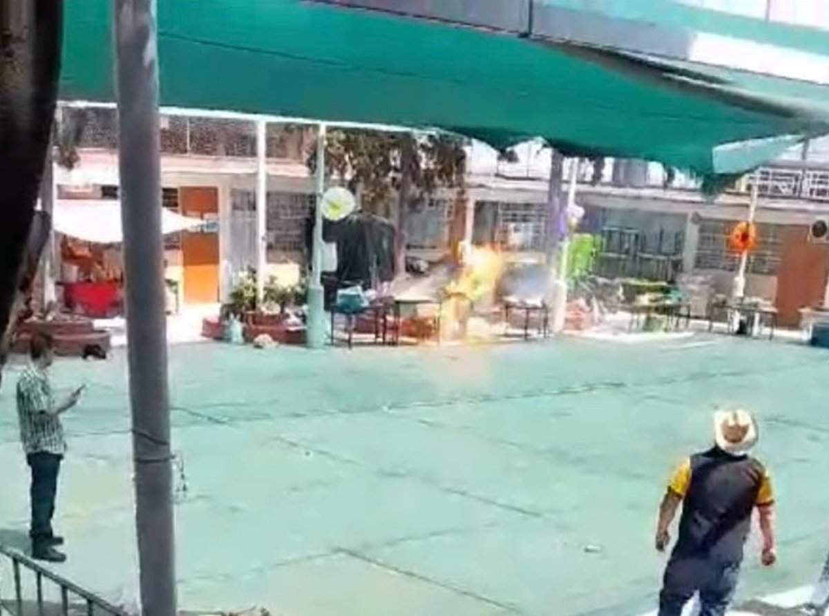 Persona Herida por Explosión durante Celebración de Primavera en Escuela Primaria