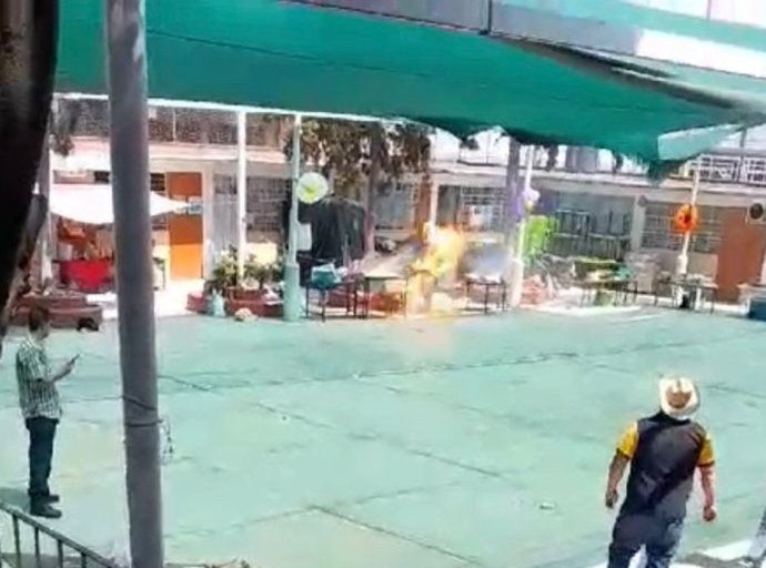 Persona Herida por Explosión durante Celebración de Primavera en Escuela Primaria