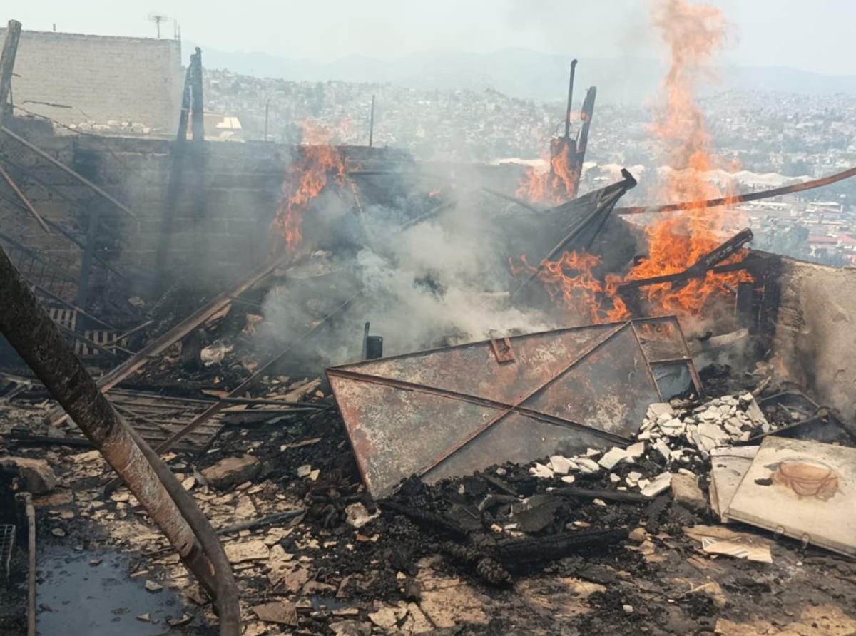 Policías Municipales Rescatan a Familia Atrapada en Baño durante Incendio en Naucalpan