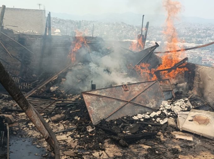 Policías Municipales Rescatan a Familia Atrapada en Baño durante Incendio en Naucalpan