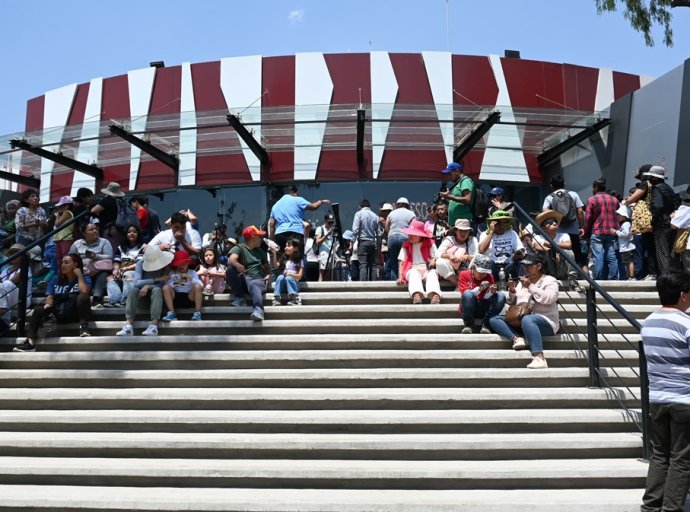 Conocimiento y Asombro: Ecatepec Deslumbra con Observación del Eclipse en su Planetario