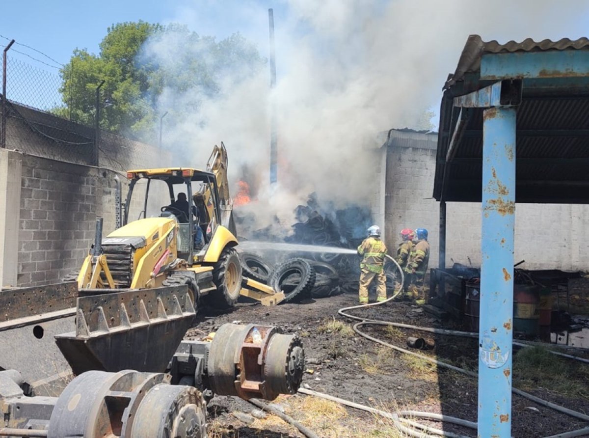 Incendio en Texcoco sofocado sin víctimas, pero con daños materiales significativos