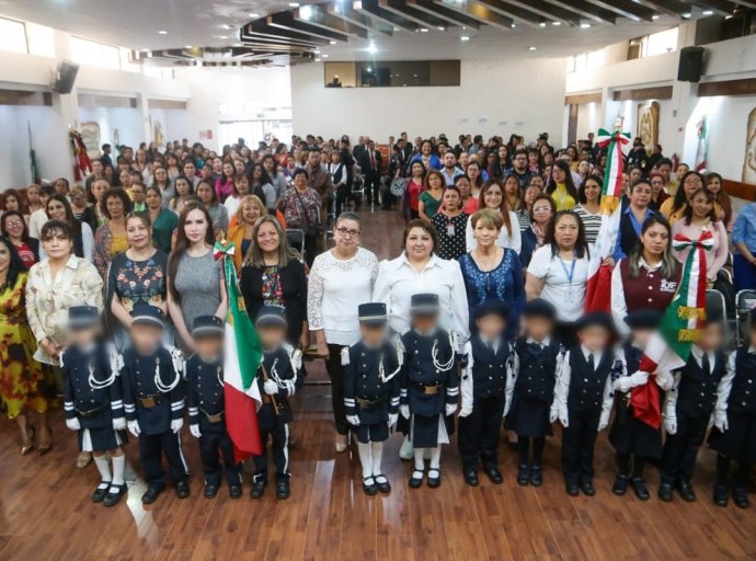 Ecatepec Fortalece Identidad y Valores con Entrega de Banderas y Escudos a Escuelas