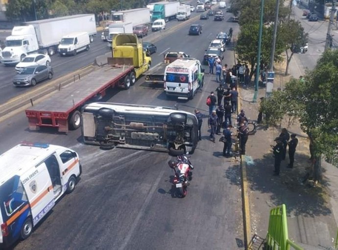 Estudiantes de Monterrey Heridos en Choque entre Camioneta Turística y Tráiler en Tlalnepantla