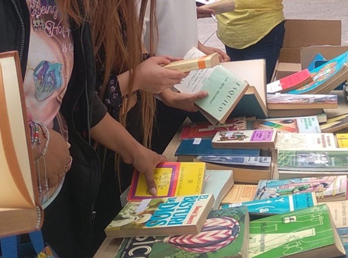 Estímulo a la lectura en Tecámac: "Tendedero de libros" promueve el hábito de leer