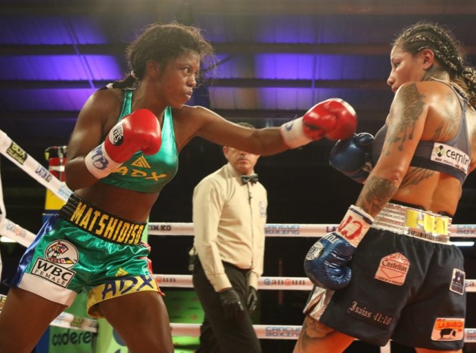 Mariana 'La Barby' Juárez Domina en el Ring: Victoria por Nocaut Técnico en Título Mundial Silver del CMB