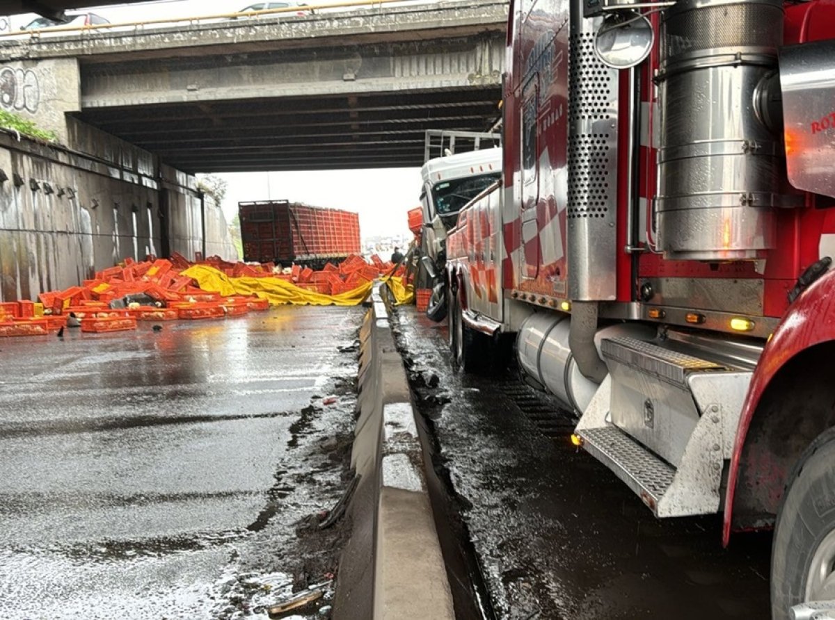 Tráiler vuelca y provoca cierre del CEM en Ecatepec; lluvias agravan situación