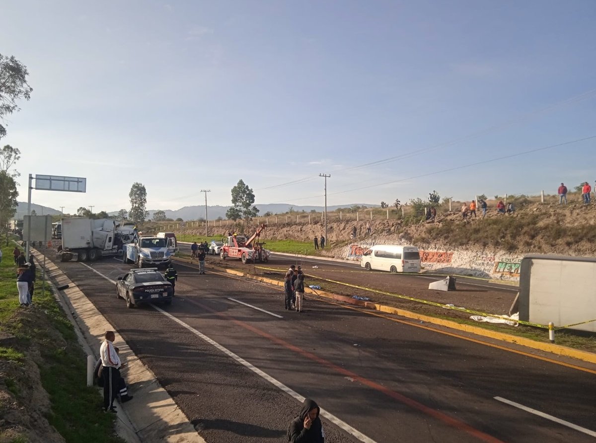 Volcadura en la Calpulalpan-Texcoco: Un muerto y 12 lesionados tras choque de autobús y tráiler