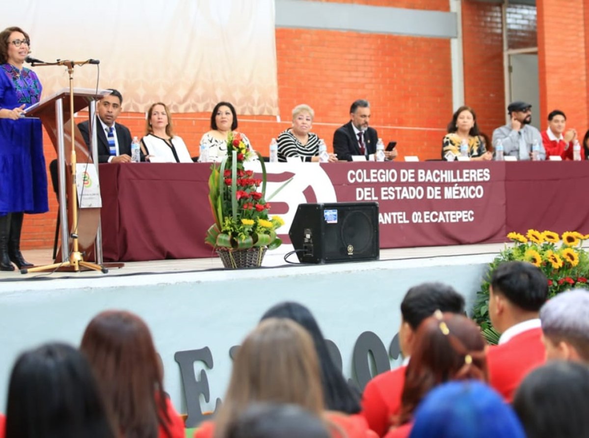 Azucena Cisneros Coss anuncia políticas de prevención en ceremonia del COBAEM Plantel N. 02