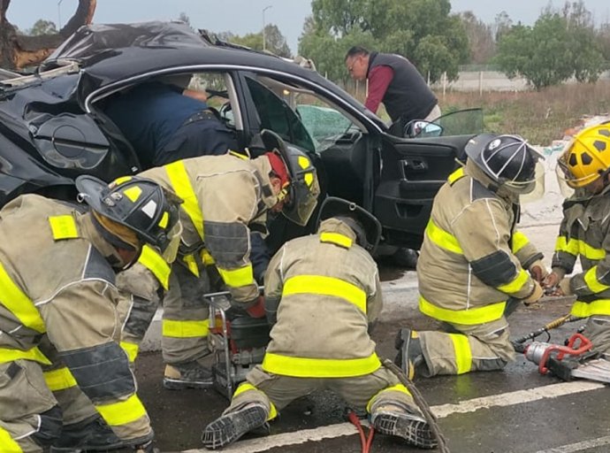 Choque en Tecámac: pareja rescatada y hospitalizada en estado grave