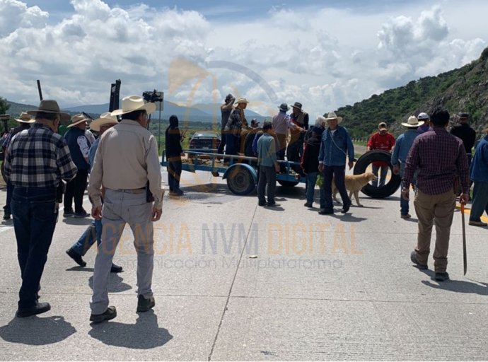 Ejidatarios bloquean autopista Arco Norte por incumplimiento de indemnización