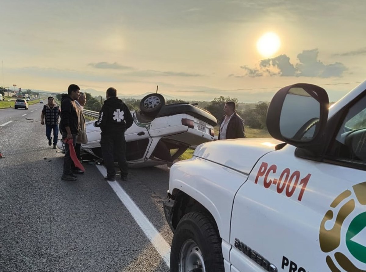 Volcadura en la Autopista México-Tulancingo Deja Vehículo Abandonado