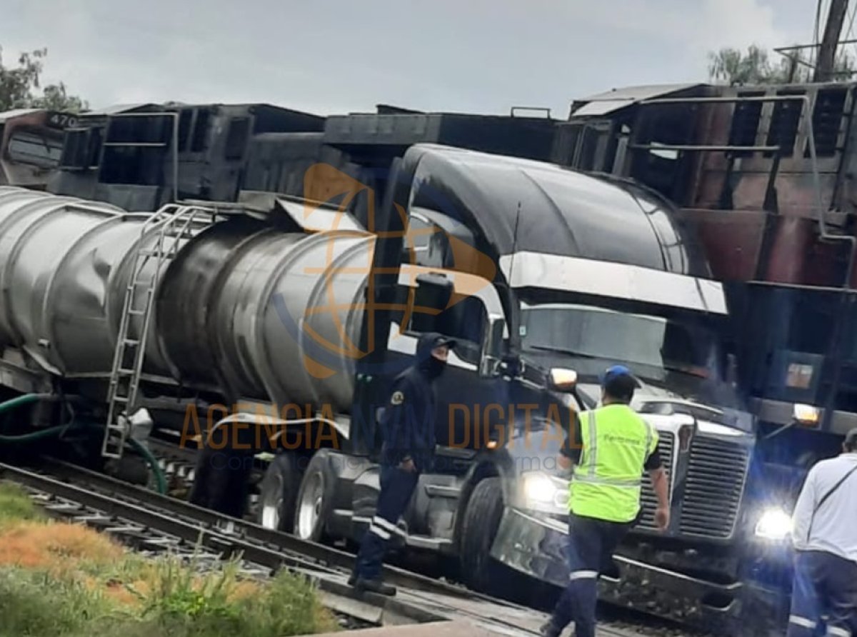 Tráiler cisterna impacta tren en Otumba; no hubo heridos