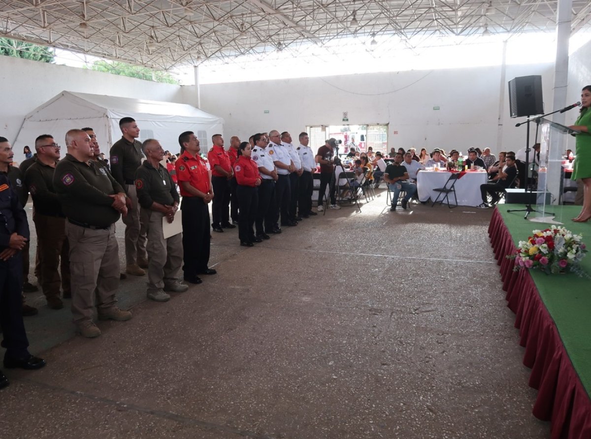 Gobierno de Texcoco entrega equipo especializado a bomberos en su 40 aniversario