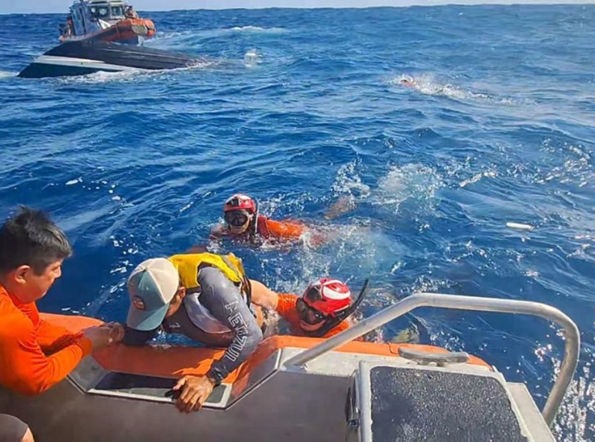 Rescatan a tres pescadores tras naufragio en Acapulco