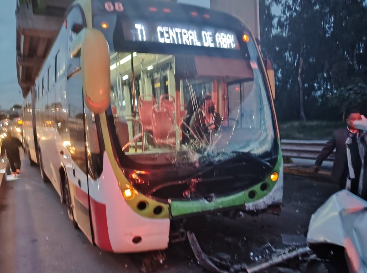 Accidente en Ecatepec: Camioneta se Impacta con Mexibús en Avenida Central