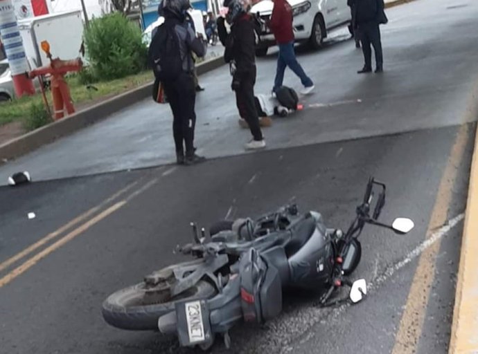 Muere motociclista al invadir el carril exclusivo del Mexibús en avenida Central