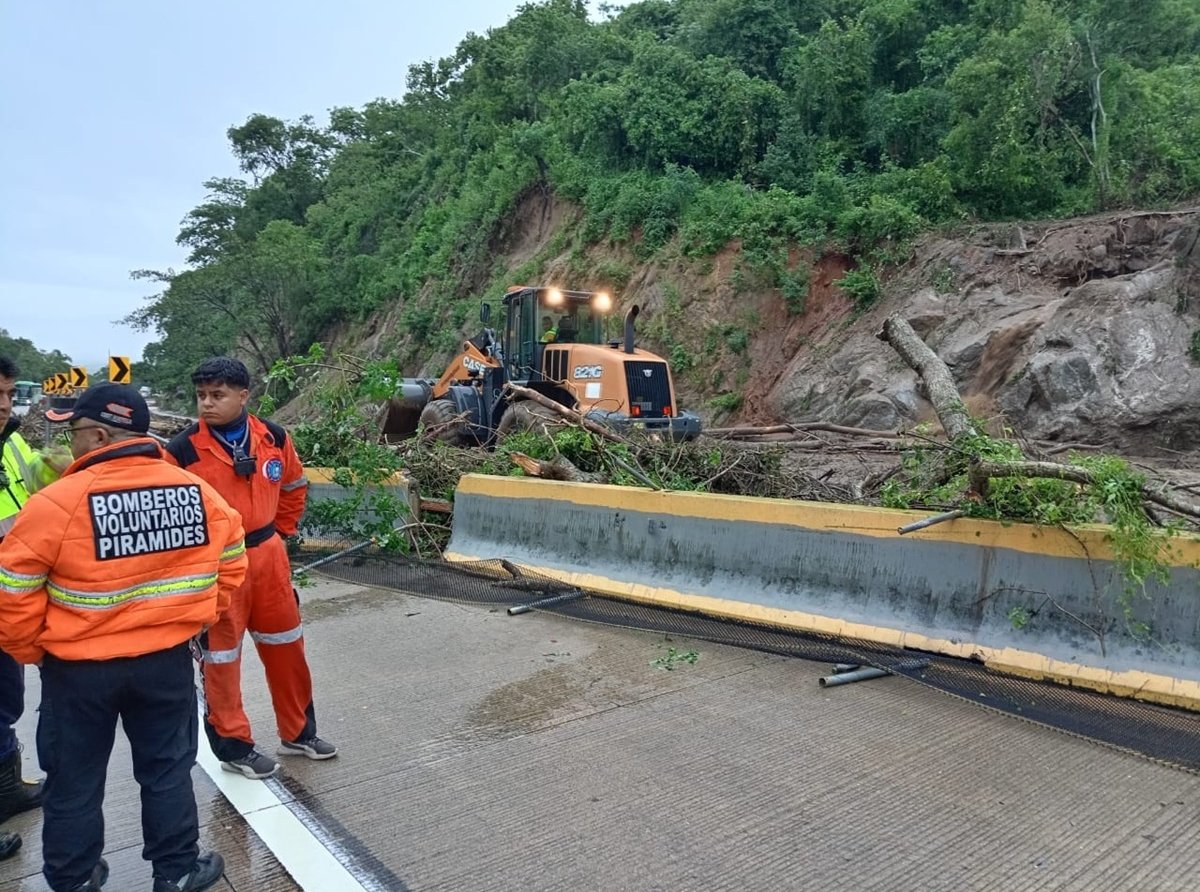 Bomberos Voluntarios Pirámides se unen a labores de rescate tras deslaves en ruta a Acapulco