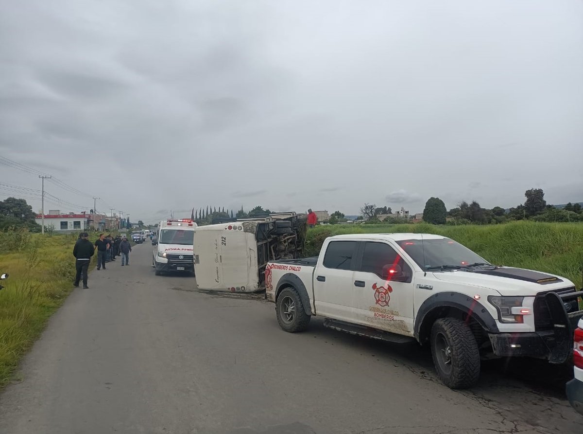 Volcadura de autobús en Chalco deja seis personas lesionadas