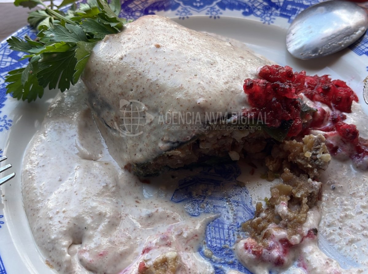 Chile Relleno de Metzal: Innovación Culinaria Mexiquense Cocinado con Corteza de Maguey