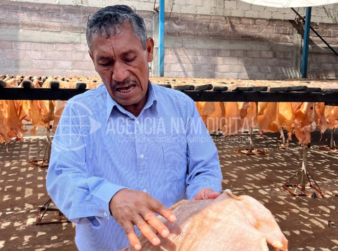 La producción artesanal de chicharrón en Oxtotipac, un motor de la economía local