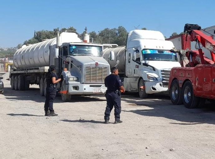 Vecinos de Acolman alertaron sobre olor a gas LP; detienen a dos hombres y pipas en Totolcingo