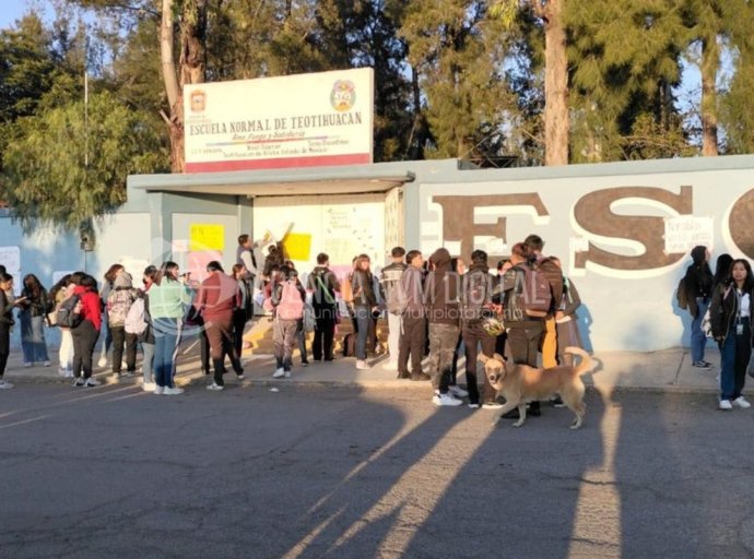 Estudiantes toman la Escuela Normal de Teotihuacán en protesta por cambio de director