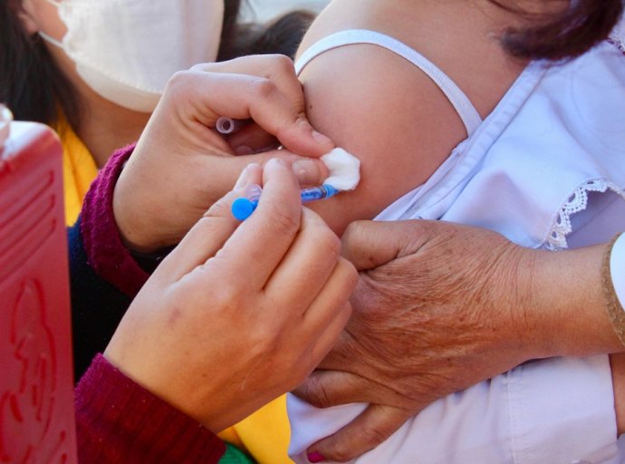 Inicia campaña de vacunación en Edomex contra influenza y COVID-19